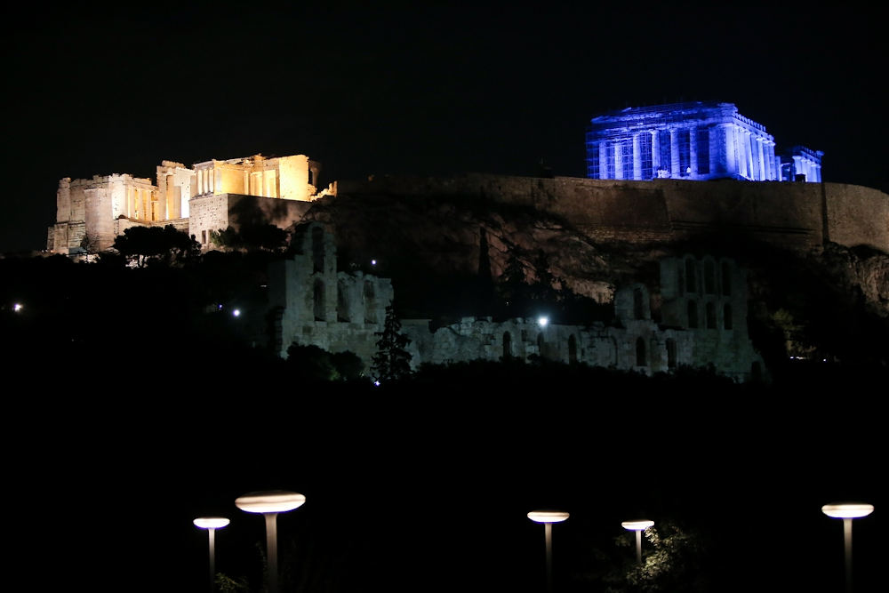 Εντυπωσιακή η εικόνα της Ακρόπολης στα μπλε το βράδυ της Τετάρτης