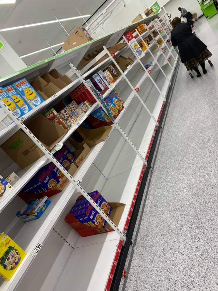 Άδεια ράφια σούπερ μάρκετ