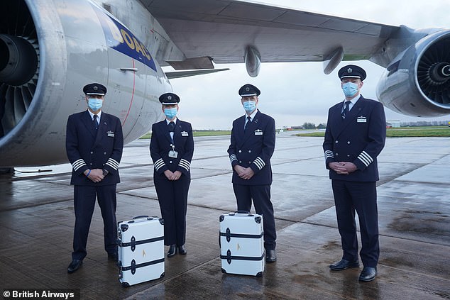 προσωπικό της Britsih airways ποζάρει με τις βαλίτσες