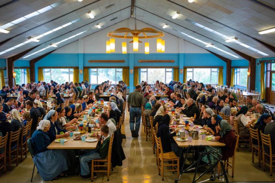 Το μεσημέρι όλα τα μέλη της κοινότητας τρώνε μαζί σε μια τεράστια τραπεζαρία