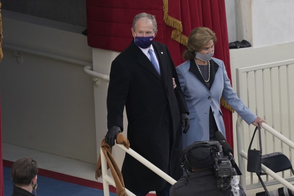 O Τζορτζ Μπους και η σύζυγός του Λόρα στην ορκωμοσία Μπάιντεν 