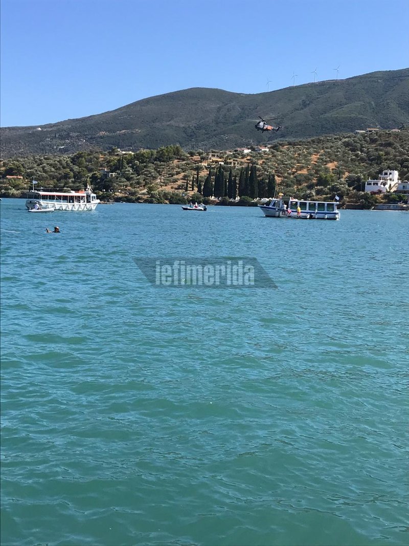 Πλοιάρια και σκάφη του λιμενικού σώματος επιχειρούν στο σημείο