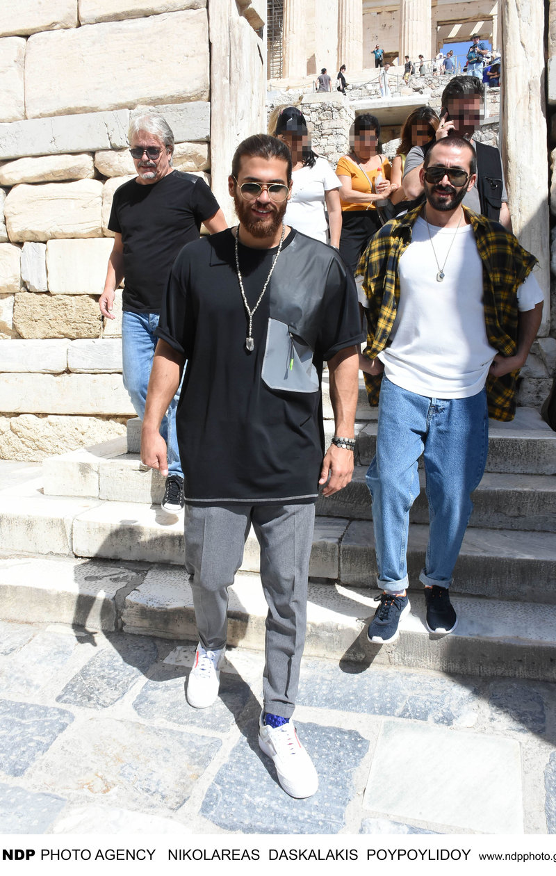 Ο τούρκος ηθοποιός του Φτερωτού Θεού Τζαν Γιαμάν βγαίνει από την Ακρόπολη