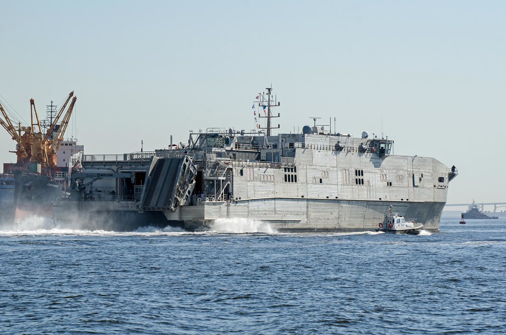 θηριώδες» καταμαράν USNS Carson City
