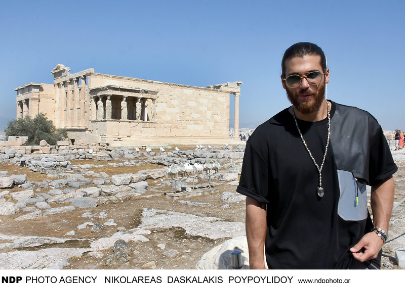 Ο τούρκος ηθοποιός του Φτερωτού Θεού Τζαν Γιαμάν στο Ερέχθειο