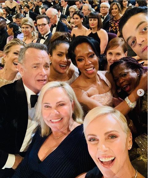 Η selfie της Σαρλίζ Θερόν από τα Όσκαρ