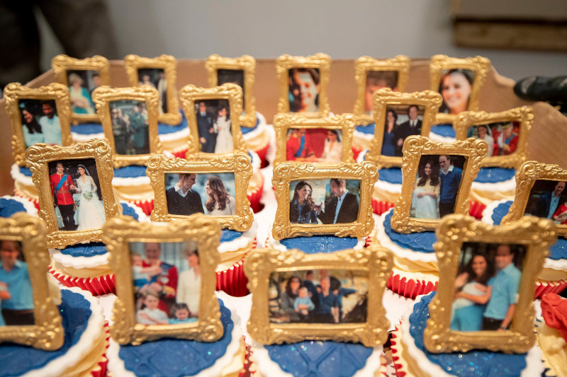 Οι φωτογραφίες στα cupcakes που αναπαριστούν στιγμές του ζεύγους πρίγκιπα Γουίλιαμ - Κέιτ Μίντλετον