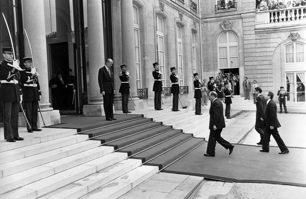 Ο Ντ Εστέν υποδέχεται τον Μιτεράν στο προεδρικό Μέγαρο