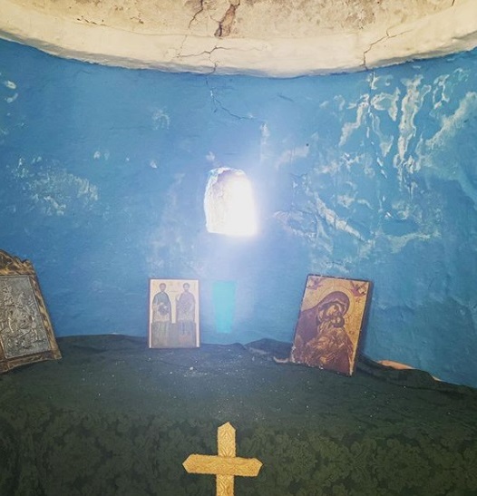 Εκκλησία στην Αίγινα, η ανάρτηση της Δανάης Στράτου