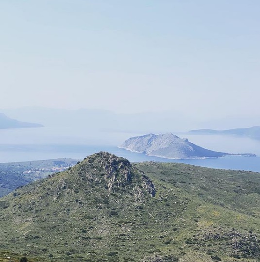 Θέα από το σπίτι του Βαρουφάκη στην Αίγινα, η ανάρτηση της Δανάης Στράτου