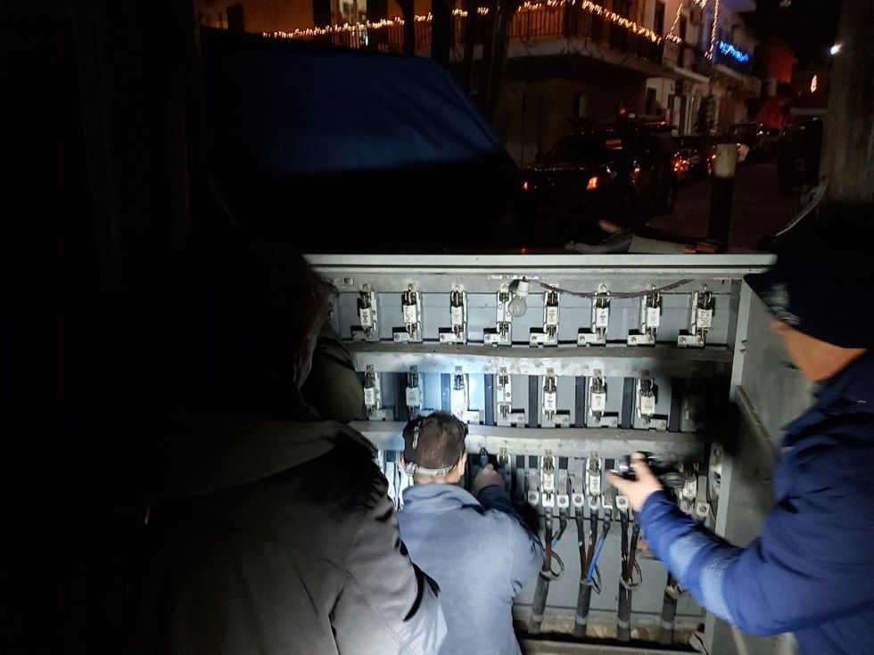 Συνεργείο της ΔΕΔΔΗΕ εργάζεται σε πίνακα