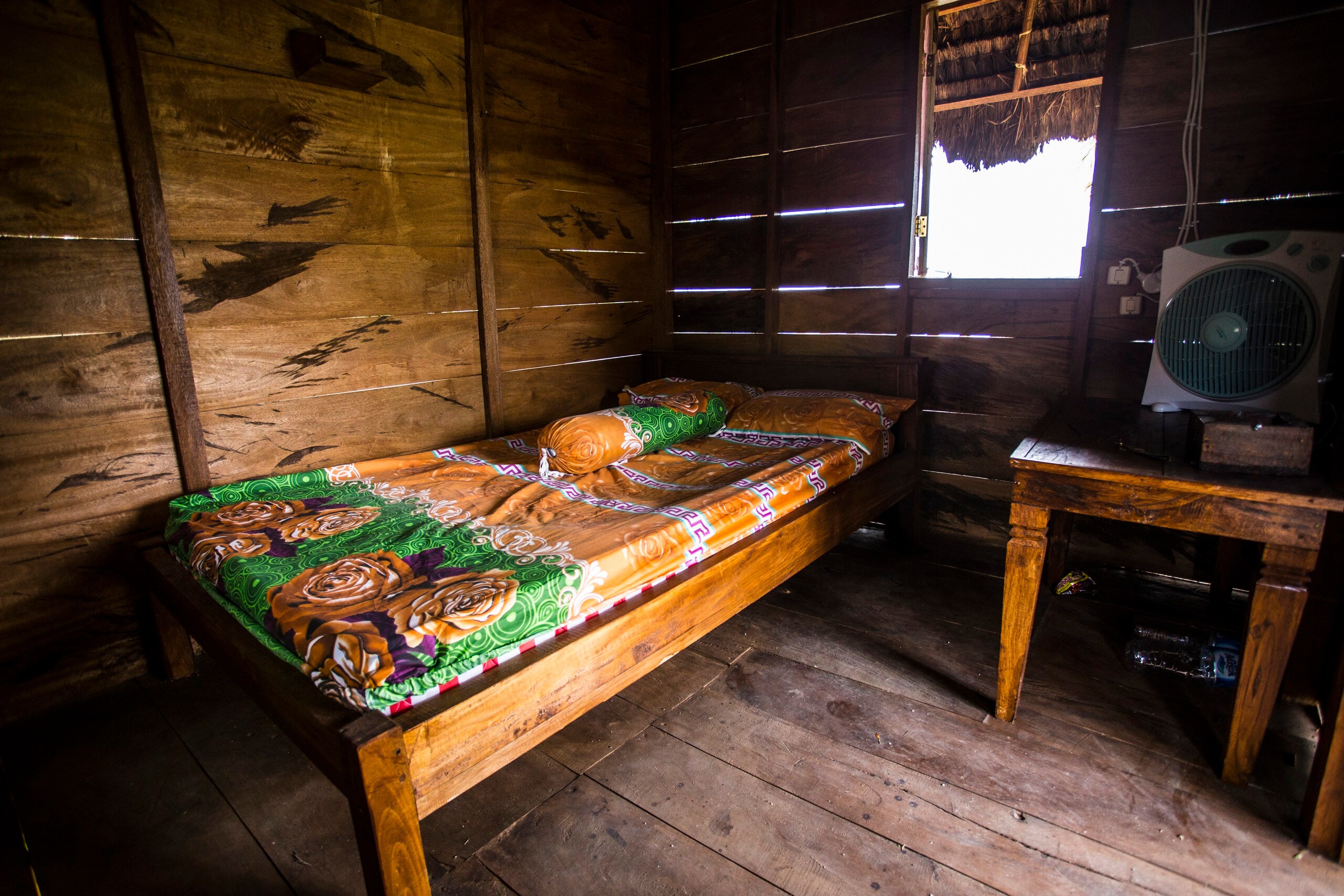 Το λιτό δωμάτιο στο δενδρόσπιτο που μπορεί να φιλοξενήσει με δυσκολία ως και τρία άτομα