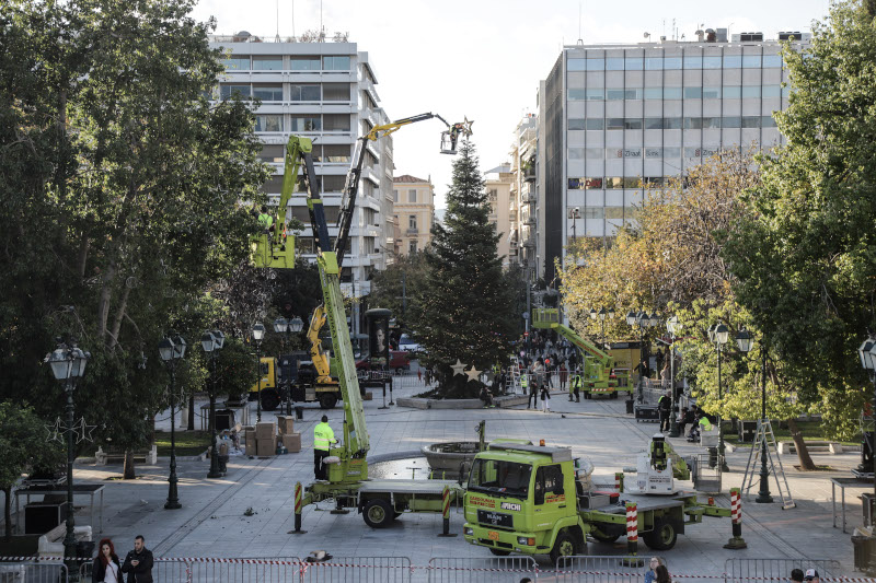 Τοποθετήθηκε το δέντρο ύψους 17μ. στην πλατεία Συντάγματος