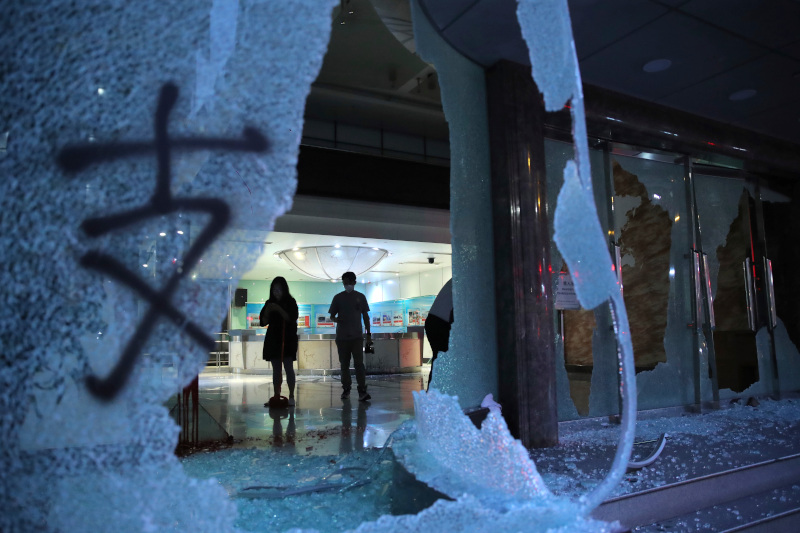 Αντικυβερνητικοί διαδηλωτές βανδάλισαν τα γραφεία του Xinhua στην Κίνα / Φωτογραφία: AP