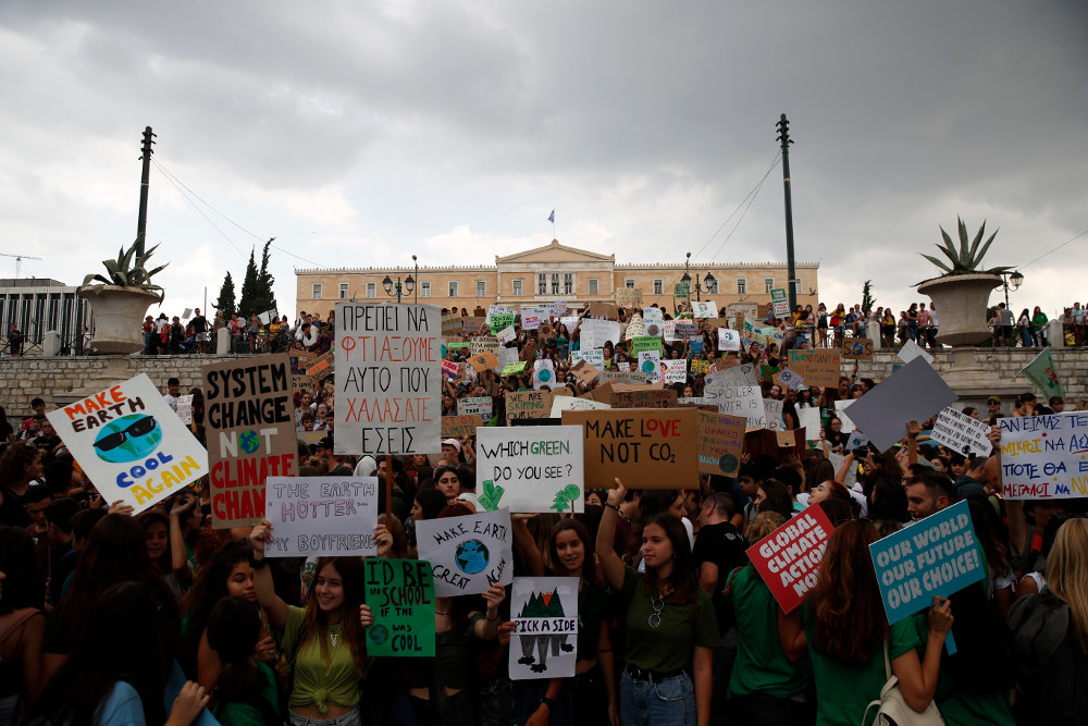 ÎœÎ±Î¸Î·Ï„Î­Ï‚ ÏƒÏ„Î·Î½ Î•Î»Î»Î¬Î´Î± Î´Î¹Î±Î´Î·Î»ÏŽÎ½Î¿Ï…Î½ Î¼Ï€ÏÎ¿ÏƒÏ„Î¬ ÏƒÏ„Î· Î’Î¿Ï…Î»Î® Î³Î¹Î± Ï„Î·Î½ ÎºÎ»Î¹Î¼Î±Ï„Î¹ÎºÎ® Î±Î»Î»Î±Î³Î®