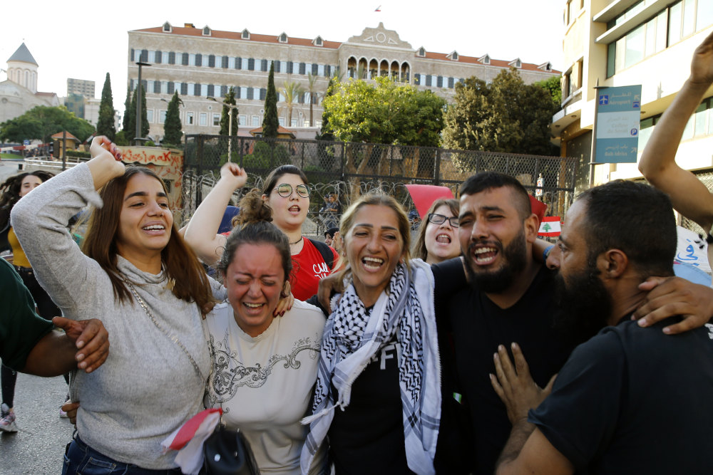 Διαδηλωτές αγκαλιάζονται και πανηγυρίζουν στο άκουσμα της πρόθεσης του Αλ-Χαρίρι να παραιτηθεί