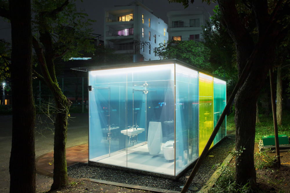 Οι γυάλινες τουαλέτες λειτουργούν και ως ατραξιόν το βράδυ, αφού φωτίζουν μέσα στο πάρκο του Τόκιο