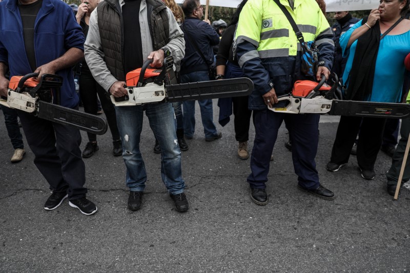 Διαδηλωτές με αλυσοπρίονα