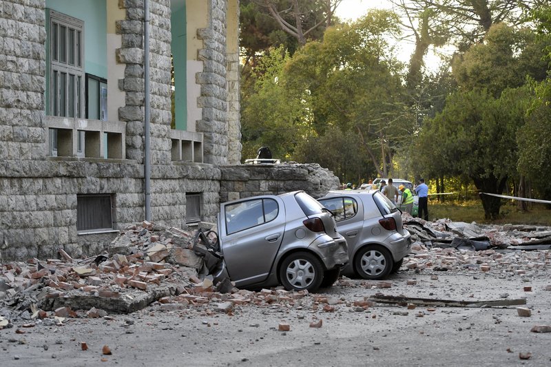 Διαλυμένα αυτοκίνητα από τον σεισμό στην Αλβανία