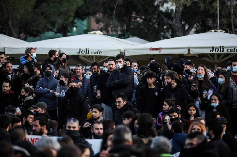 Άλλοι συγκεντρωμένοι φορούσαν μάσκες και άλλοι όχι στην πλατεία Νέας Σμύρνης