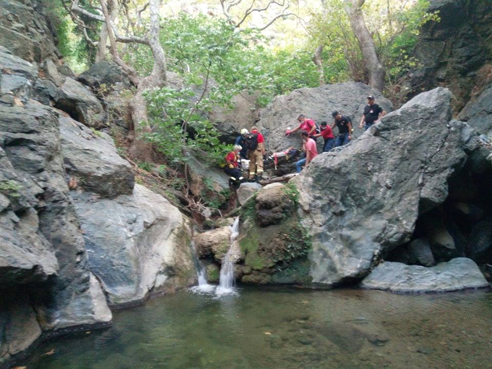 Διασώστες κατεβάζουν γυναίκα με φορείο