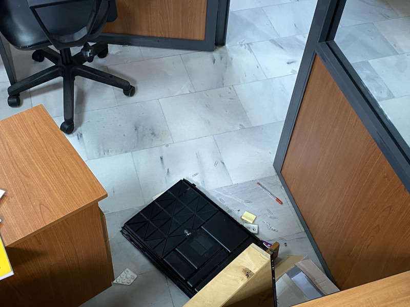 Συρτάρια στο πάτωμα και ζημιές στο δημαρχείο Αχαρνών