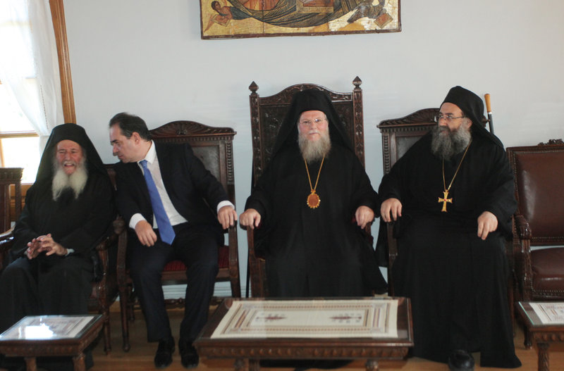 «Παρά την ειλικρινή επιθυμία και προσδοκία μου ο χρόνος της θητείας μου κατέστη σχετικά σύντομος, αφού, όπως ήδη γνωρίζετε, επίκειται η αντικατάστασή μου» είπε στους Αγιορείτες ο διοικητής του Αγ. Ορους Κωστής Δήμτσας