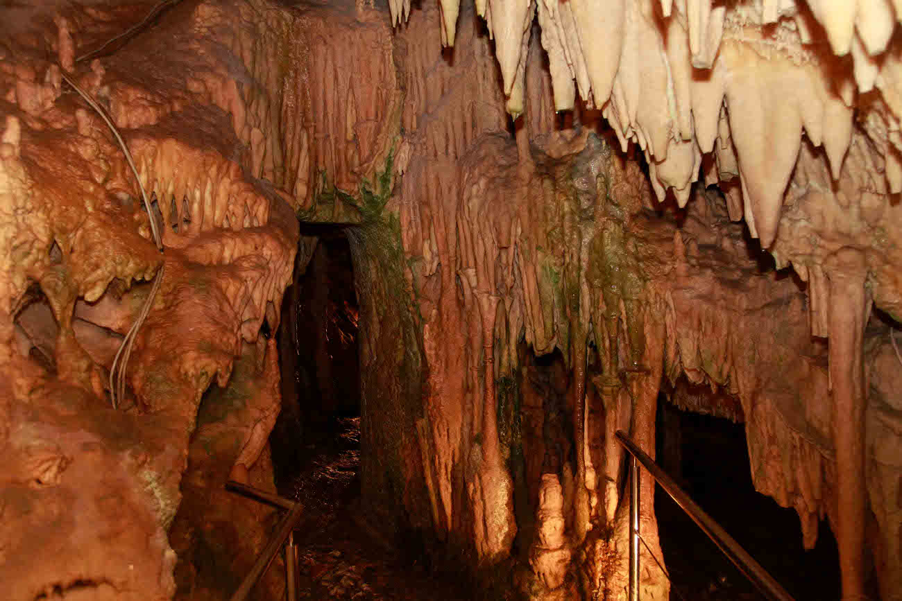 Σταλακτίτες και σταλαγμίτες σ' ένα εντυπωσιακό σύμπλεγμα στο σπήλαιο του Διρού.