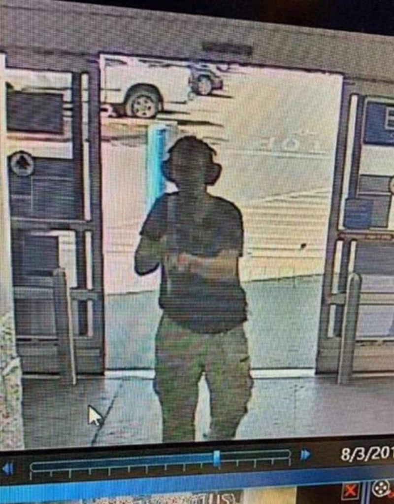 Ο δράστης με το όπλο στα χέρια
