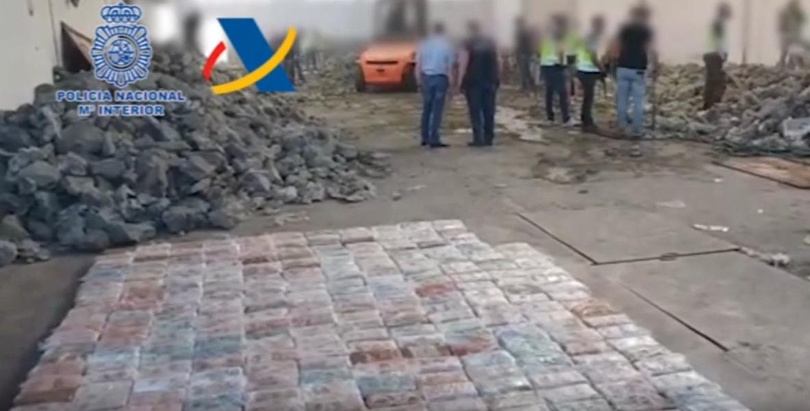 785 πακέτα με κοκαϊνή βάρους άνω του ενός κιλού το καθένα έβγαλαν οι αστυνομικοί από τις ψεύτικες πέτρες.