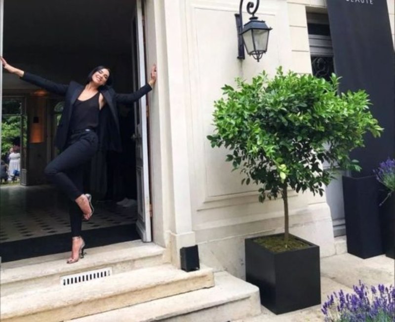 Η Dua Lipa με μαύρο κοστούμι
