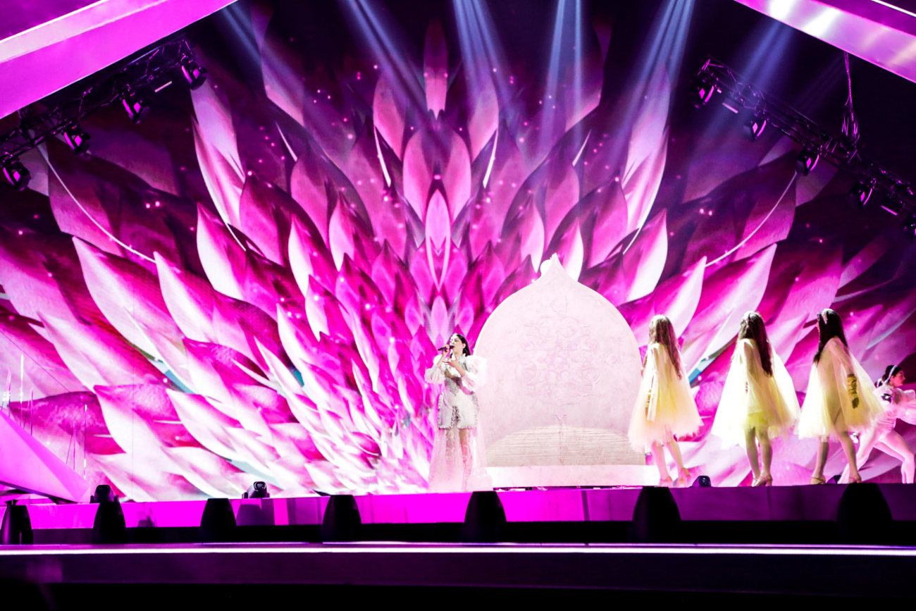 Γεμίζει με αποχρώσεις του ροζ η σκηνή της Eurovision κατά την διάρκεια της ερμηνείας του ελληνικού κομματιού