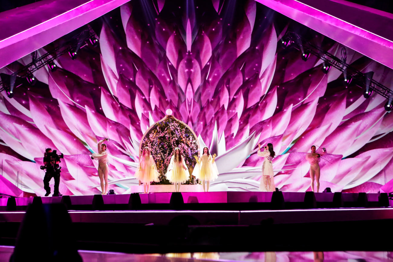 Τα ροζ κύματα - φτερά μονοπωλούν τη σκηνή της Eurovision, την ώρα της ερμηνείας του Better Love
