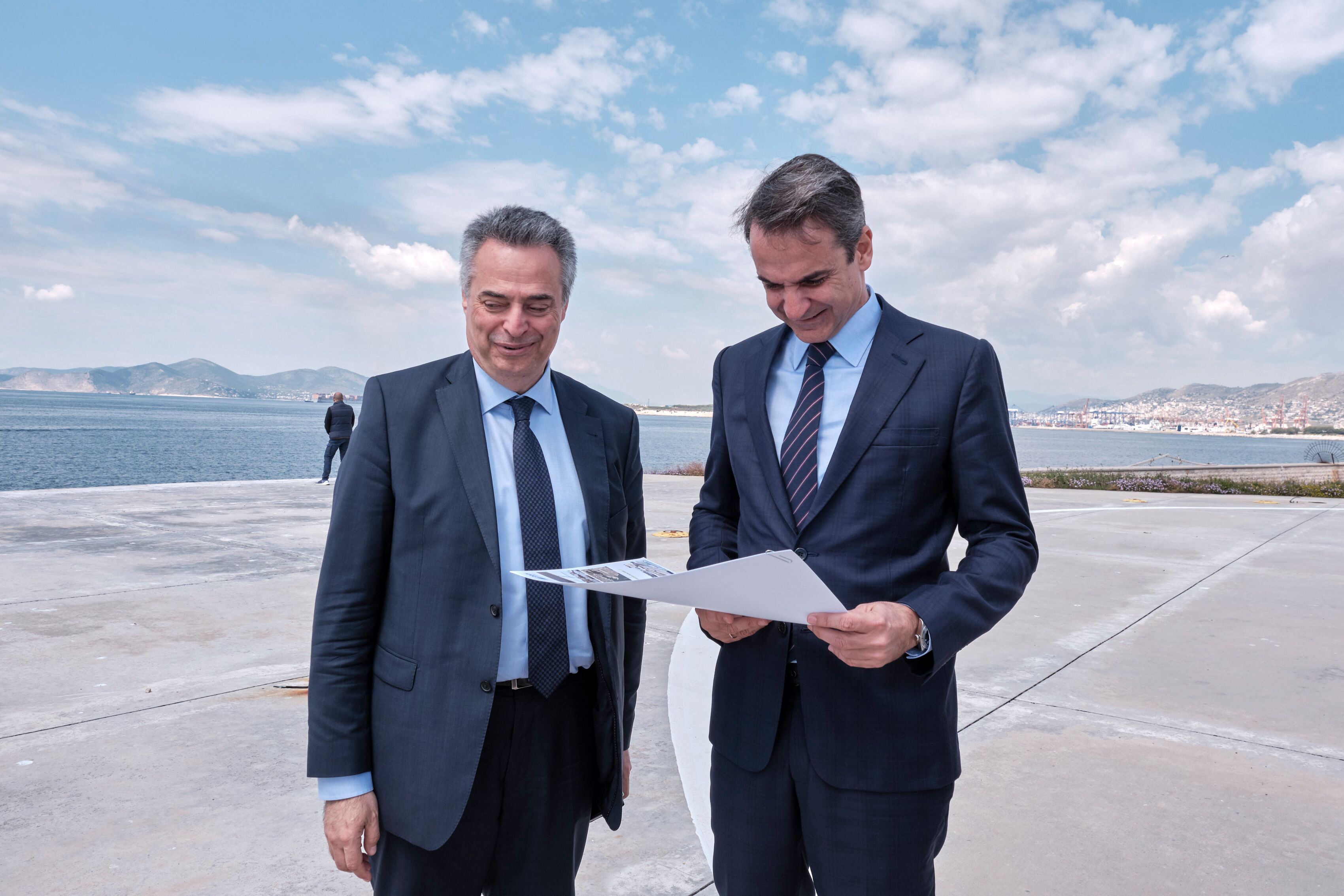 Ο Κυριάκος Μητσοτάκης στο λιμάνι του Πειραιά