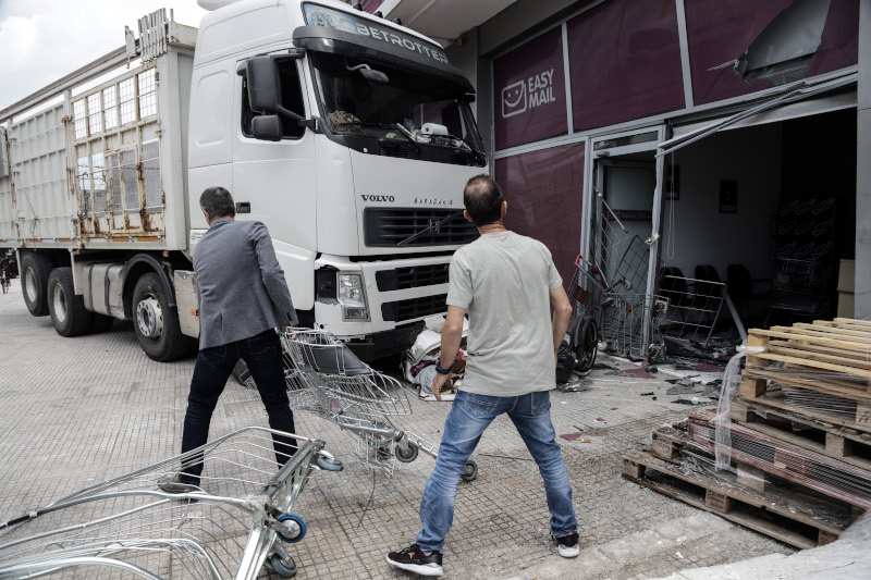 Το φορτηγό που εισέβαλε στο κατάστημα