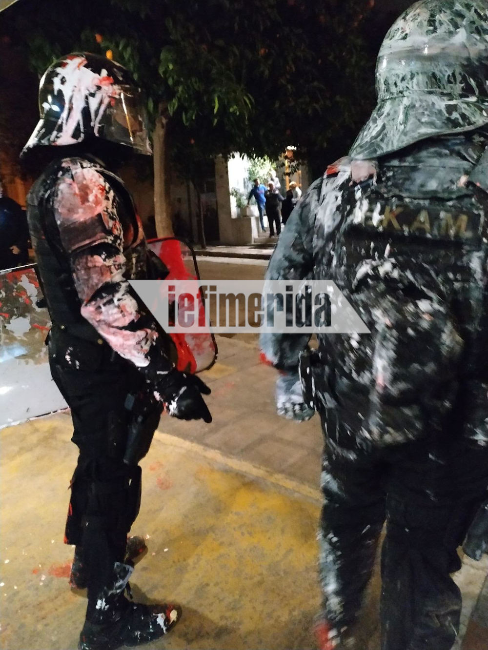 Καλυμμένοι από μπογιές οι άνδρες των ΕΚΑΜ στο Κουκάκι