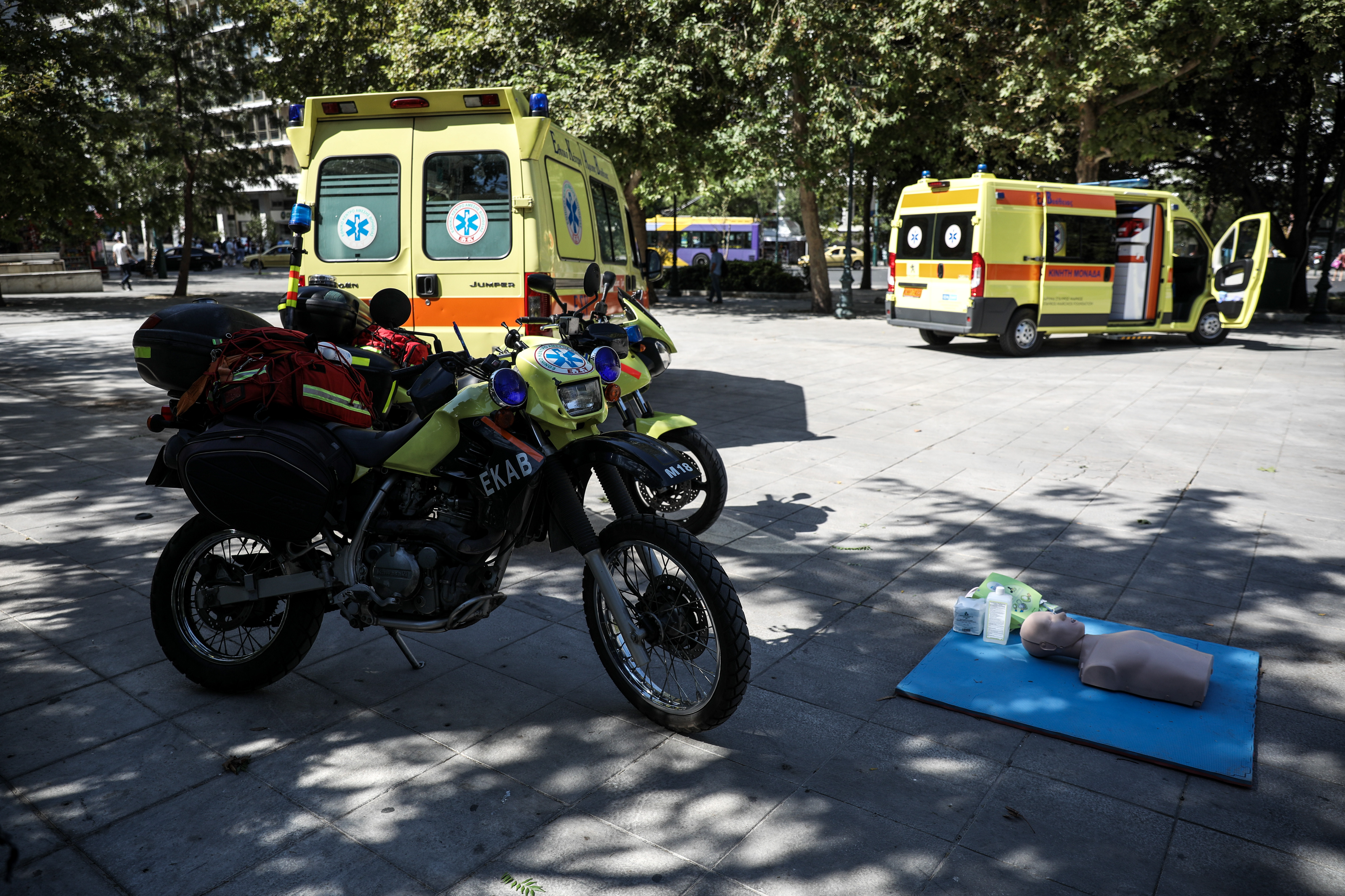 Οχήματα του ΕΚΑΒ στο Σύνταγμα
