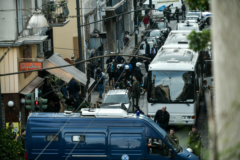 Αστυνομικές δυνάμεις έξω από το κτίριο στα Εξάρχεια