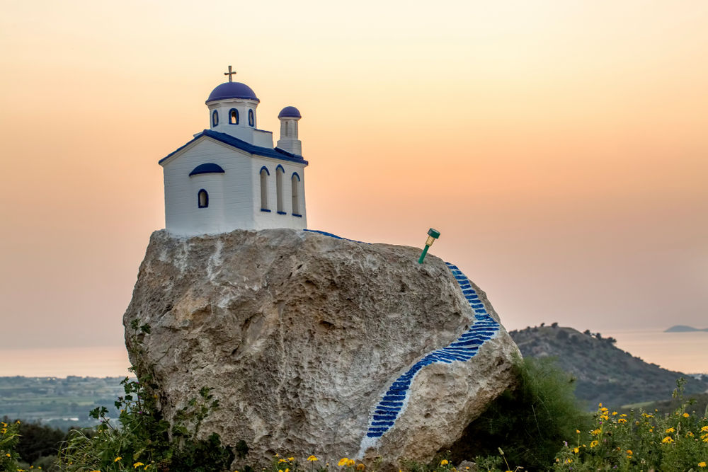 Γραφικό εκκλησάκι σε βράχο στο νησί της Κω