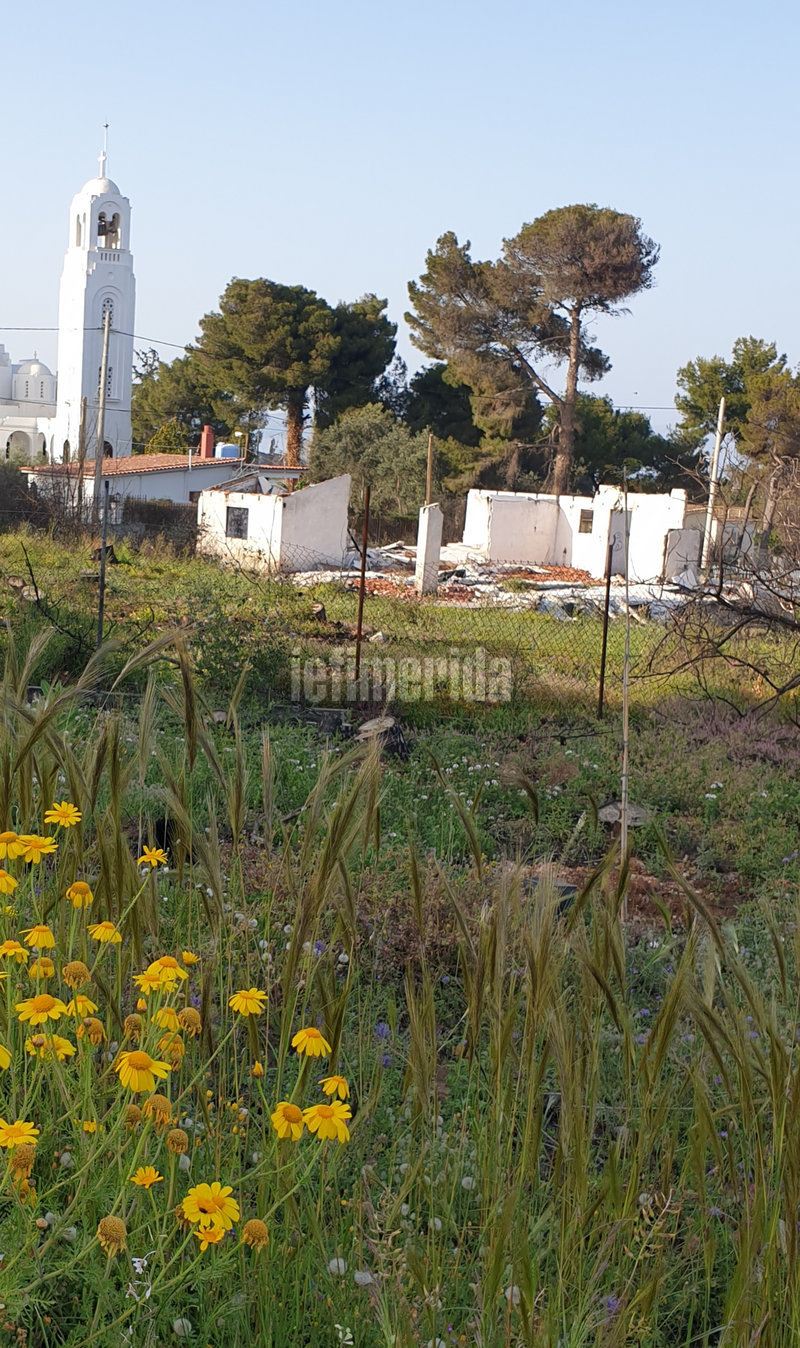 Î“ÎºÏÎµÎ¼Î¹ÏƒÎ¼Î­Î½Î¿ ÏƒÏ€Î¯Ï„Î¹ Î´Î¯Ï€Î»Î± ÏƒÎµ ÎµÎºÎºÎ»Î·ÏƒÎ¯Î±