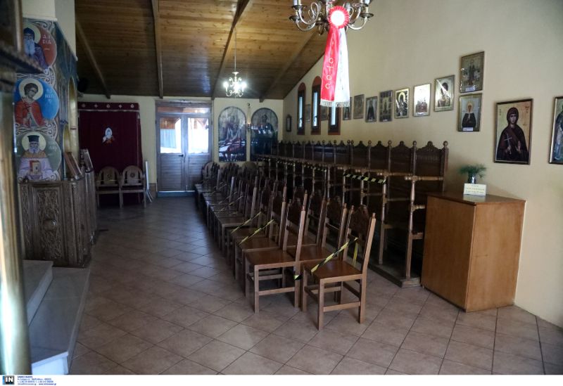 Εκκλησίες μέτρα για τον κορωνοϊό, κορδέλες στις καρέκλες