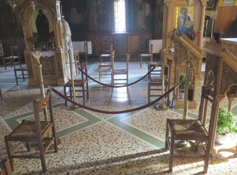 Εκκλησίες μέτρα για τον κορωνοϊό, καρέκλες με αποστάσεις