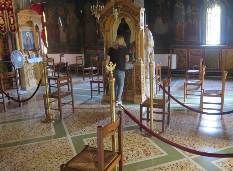 Εκκλησίες μέτρα για τον κορωνοϊό, καρέκλες με αποστάσεις