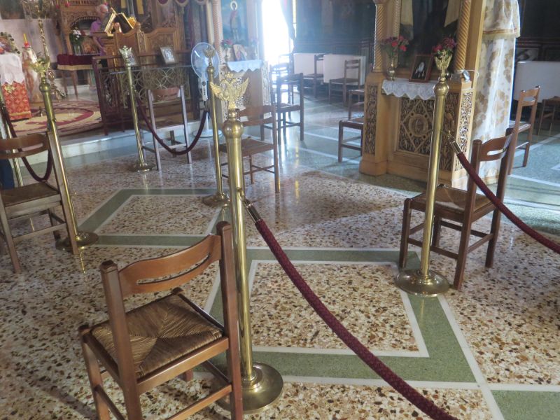 Εκκλησίες μέτρα για τον κορωνοϊό, καρέκλες με αποστάσεις