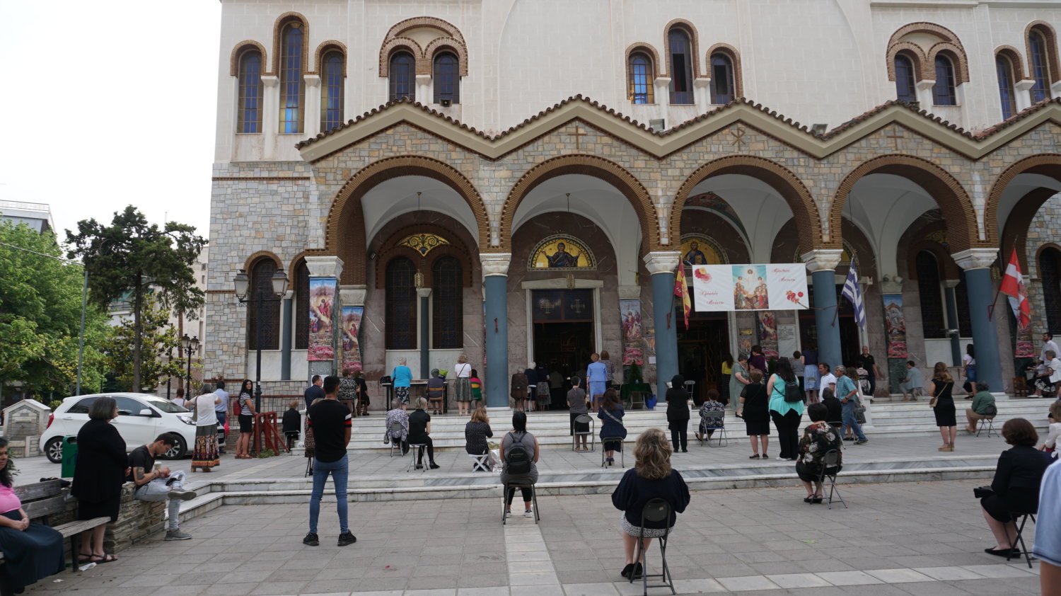 Λάρισα: Με τάξη επέστρεψαν οι πιστοί στις εκκλησίες -Με την ...