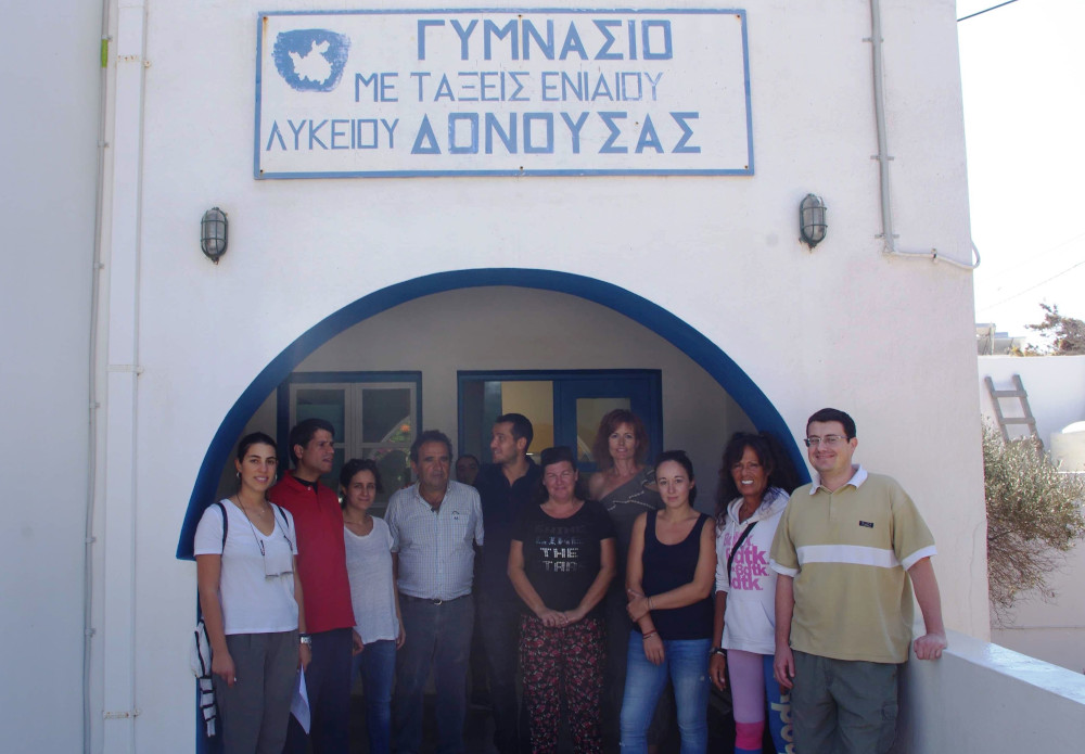 Το εκπαιδευτικό προσωπικό, καθώς και εκπρόσωποι του Ομίλου ΕΛΛΛΗΝΙΚΑ ΠΕΤΡΕΛΑΙΑ και της «ΑΓΟΝΗΣ ΓΡΑΜΜΗΣ ΓΟΝΙΜΗΣ» στην είσοδο του σχολείου.
