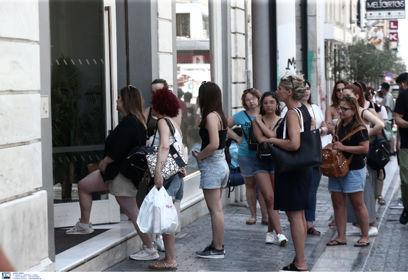 Ουρές έξω από καταστήματα για τις θερινές εκπτώσεις