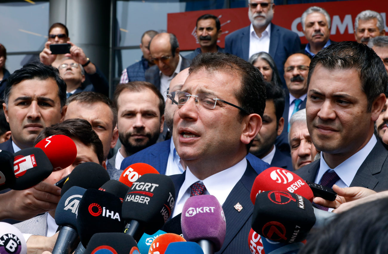 Ο Εκρέμ Ιμάμογλου μιλά στους δημοσιογράφους μετά την ακύρωση του αποτελέσματος των εκλογών στην Κωνσταντινούπολη