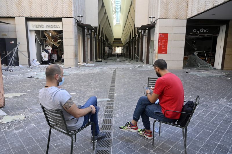 Δύο άνδρες καθισμένοι σε εμπορικό της Βηρυτού