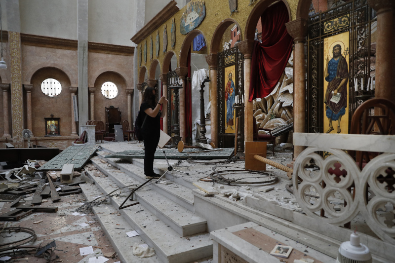Εκκλησία κατεστραμμένη μέσα στα συντρίμμια